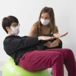 Ergotherapie im Krupp Krankenhaus Steele: Sensorik üben mit dem Tastbeutel